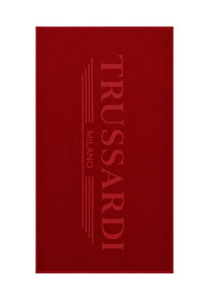 Tappeto rettangolare rosso con la parola "TRUSSARDI MILANO" in grandi lettere goffrate sottili, centrate verticalmente.