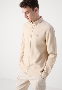 Tommy Jeans SHIRT - Shirt - newsprint