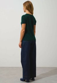 Authentic Cashmere COL V - Jednoduché tričko - cypress