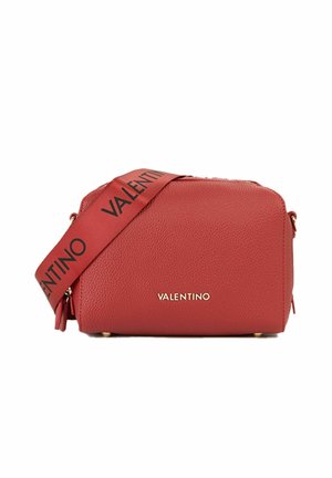 Sac bandoulière texturé rouge Valentino avec large bandoulière à logo et logo doré sur le devant, posé sur fond blanc.