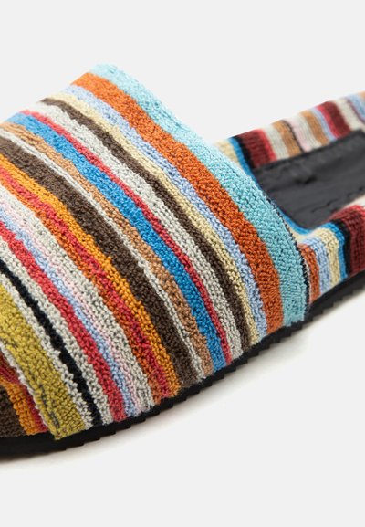 Πολύχρωμο σανδάλι με ρίγες από ύφασμα, με υφή στο πάνω μέρος και μαύρη σόλα, εμφανιζόμενο σε κοντινή γωνιακή πλευρική όψη.