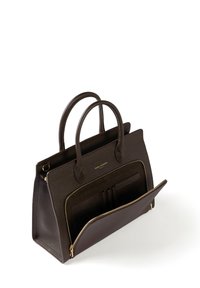 Sac fourre-tout en cuir marron avec un design structuré, deux poignées supérieures, poche avant zippée, quincaillerie dorée et motif texturé subtil.