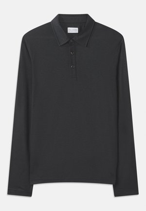 Polo à manches longues en coton gris foncé, avec un col, une patte de boutonnage à trois boutons, et un ourlet droit sans motifs visibles.
