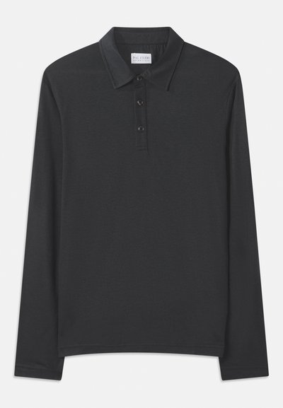 Tumši pelēkā kokvilnas polo krekls ar garām piedurknēm, ar apkakli, trīs pogu aproci un taisnu apakšu bez redzamām rakstām.