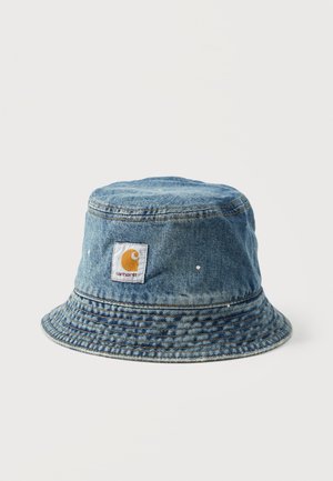 Cappello bucket in denim con bordo cucito e toppa con il logo Carhartt sul davanti, dettagli di schizzi di vernice chiari sul tessuto.