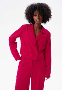 Geknipte dubbelzijdige blazer in fuchsia, met lange mouwen, notch revers en een zachte textuur, gecombineerd met bijpassende hoge taillebroek.