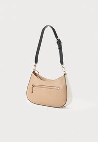 Beige en witte schoudertas met een gestructureerd oppervlak, een gouden ritsvak aan de voorkant en een verstelbare zwarte strap met gouden hardware.
