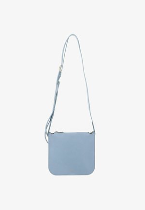 Hellblaues Leder-Crossbody-Täschchen mit rechteckiger Form, Reißverschluss und verstellbarem langen Riemen. Glatte Textur und minimale Details.