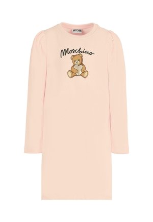 Abito rosa a maniche lunghe con grafica di un orsetto e logo "Moschino", tessuto morbido, scollo rotondo e dettagli arricciati sulle spalle.