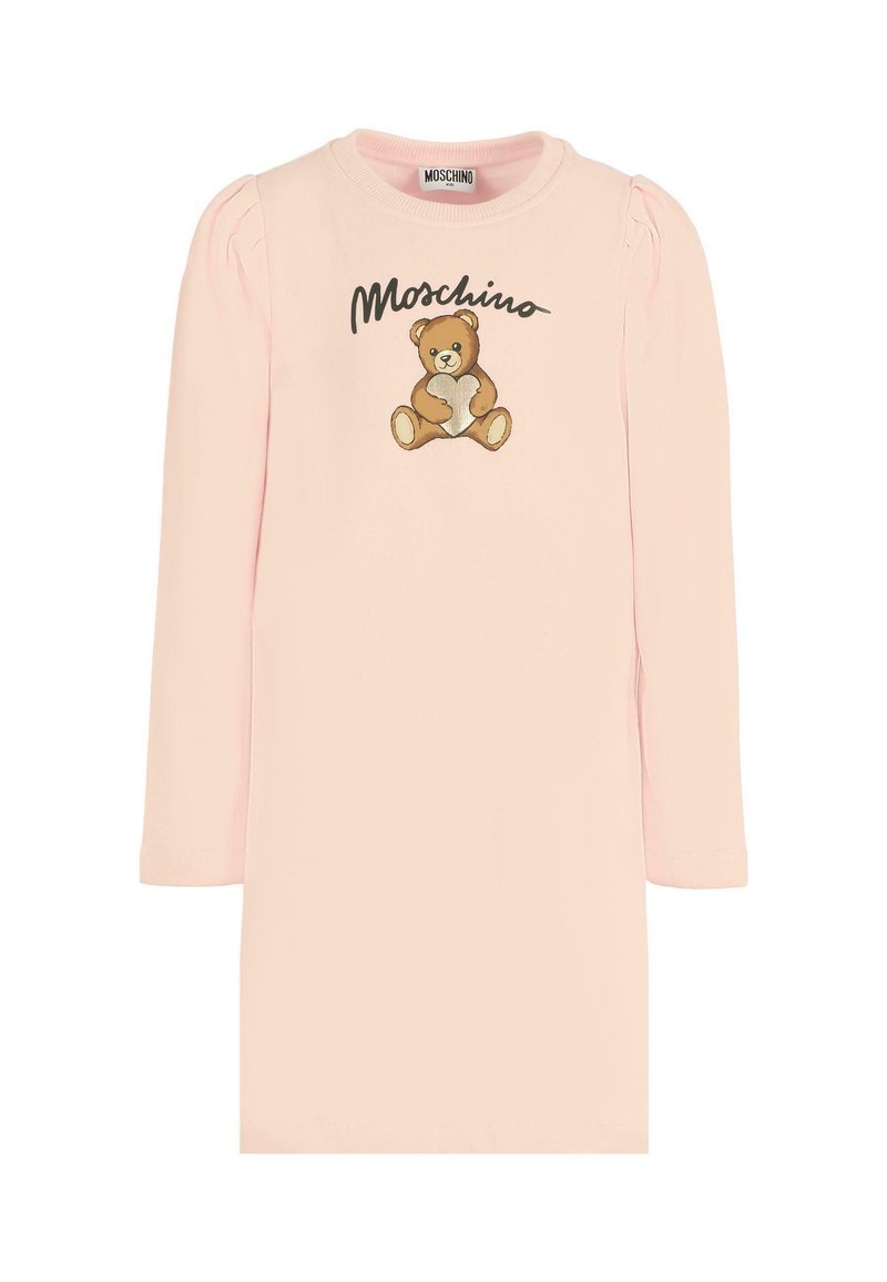 Różowa sukienka z długim rękawem z grafiką misia i logo "Moschino", wykonana z miękkiego materiału, z okrągłym dekoltem i marszczonymi akcentami na ramionach.