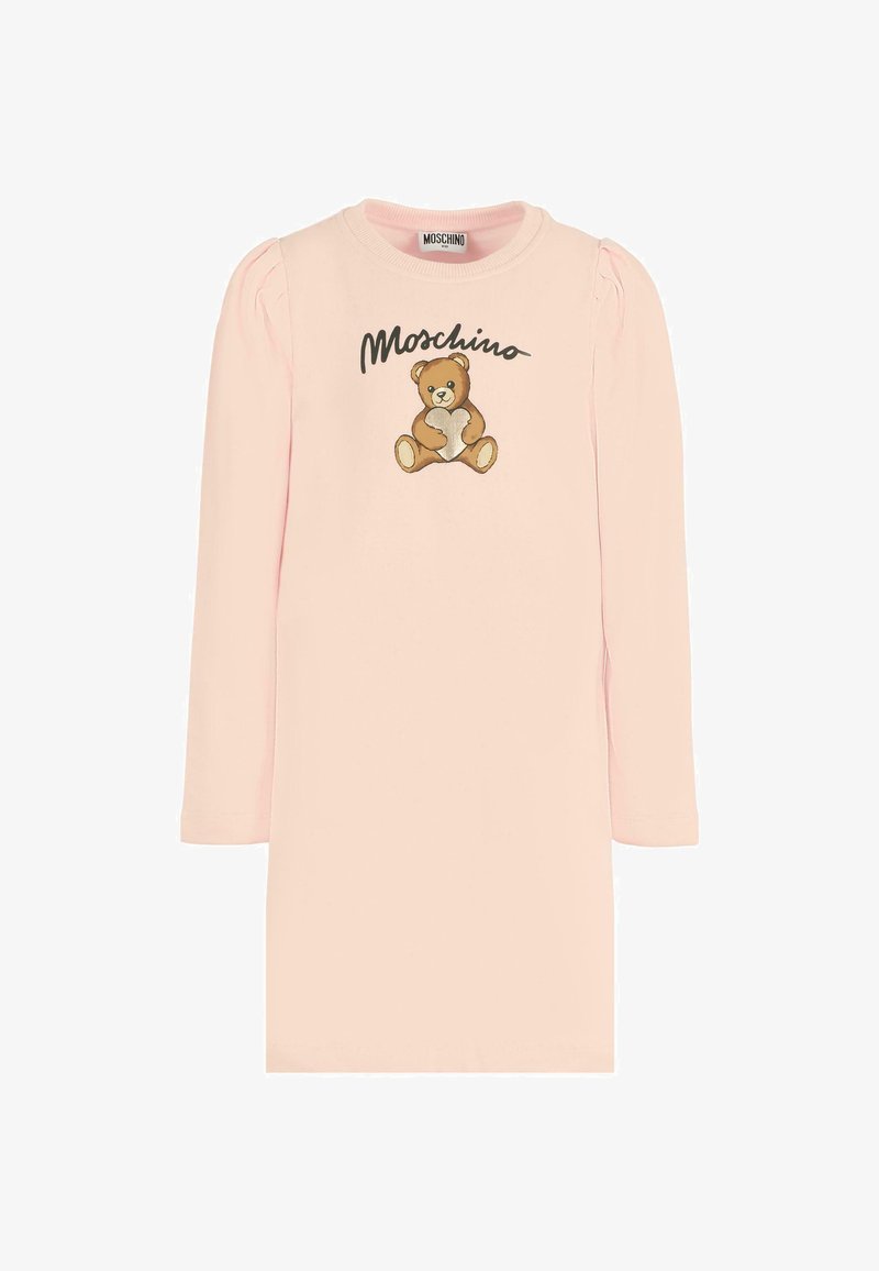 Różowa sukienka z długim rękawem z grafiką misia i logo "Moschino", wykonana z miękkiego materiału, z okrągłym dekoltem i marszczonymi akcentami na ramionach.