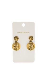 Złote kolczyki z dwoma okrągłymi dyskami; górny dysk ma teksturowaną powierzchnię, a dolny dysk jest nieco większy i ma młotkowane wykończenie.