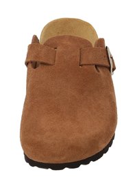 Zapato marrón de ante sin cordones con dos correas ajustables y una plantilla contorneada, que cuenta con una suela de goma negra para un mejor agarre y durabilidad.