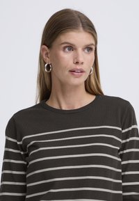 Temno sivi pulover s črtami in okroglim izrezom; vsebuje svetlo sive vodoravne črte. Mehka tekstura in sproščen kroj.