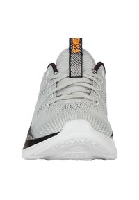 Sportovní obuv s šedým síťovinovým svrškem se zigzagovými vzory, bílou podrážkou a černým akcentem na patě. Má výraznou poutko na natažení.