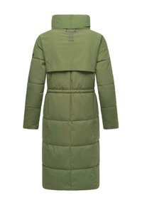 Abrigo de plumas verde oliva con cuello alto, cintura ceñida y patrón acolchado horizontal. Presenta mangas largas y una longitud hasta la mitad de la pantorrilla.