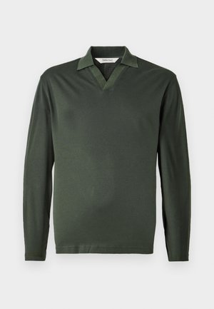 Mörkgrön långärmad polo med slätt tyg. Har en V-halskrage och en minimalistisk design utan mönster eller beslag.