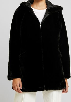Chaqueta con capucha de pelo sintético negro con cierre de cremallera, que cuenta con dos bolsillos frontales y una textura suave y lisa.