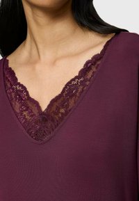 Triumph TIMELESS SENSUALITY - Camicia da notte - deep burgundy