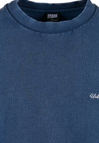 Felpa blu realizzata in tessuto morbido, con collo a girocollo ribattuto e piccolo logo ricamato sul davanti. Design minimalista senza motivi.