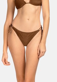 Brązowy zestaw bikini z metalicznym połyskiem, z trójk�ątnym stanikiem i regulowanymi majtkami. Zawiązywany z boku z dekoracyjnymi koralikami.