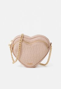 Sirds formas soma gaiši rozā izšūtā materiālā. Aprīkota ar zeltītu ķēdes siksnu un rāvējslēdzēja aizdari. Dekorēta ar smalkiem dimanta rakstiem.