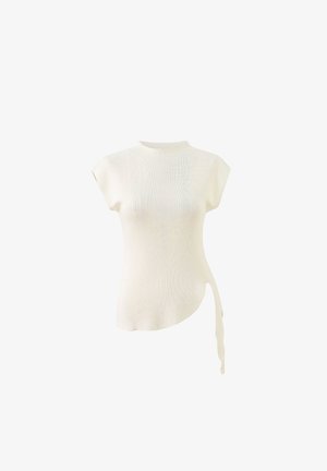 Haut en tricot sans manches couleur crème avec col haut et ourlet asymétrique doté d'un long lien latéral étroit.