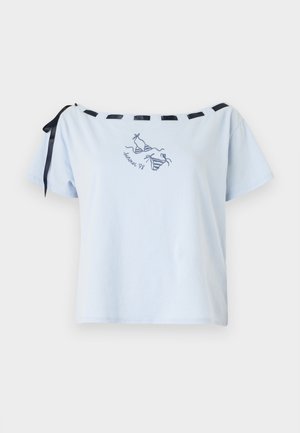 Lichtblauwe t-shirt met korte mouwen en off-shoulder ontwerp, zwarte satijnen lintaccenten en geborduurd "Summer 98" grafiek. Zacht katoenmateriaal.