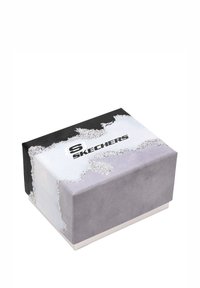 Pudełko na buty Skechers z szaro-czarnym wzorem, teksturowaną powierzchnią, srebrnymi akcentami i logo Skechers na górze.