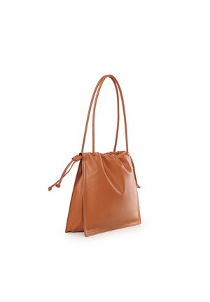 Bolso tote de cuero marrón con doble asa para el hombro y cierre de cordón, mostrado en un ángulo ligeramente inclinado sobre un fondo blanco.