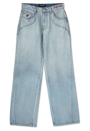 Světle modré volné džíny s vysokým pasem. Obsahují dvě přední kapsy, z nichž jedna má červenou nášivku, a šité detaily podél švů.