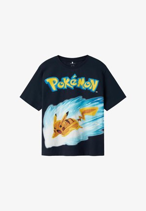 Schwarzes Baumwoll-T-Shirt mit einem großen Pikachu-Graphic in Gelb und Braun mit blauen Akzenten, vor einem weißen Wellenhintergrund.