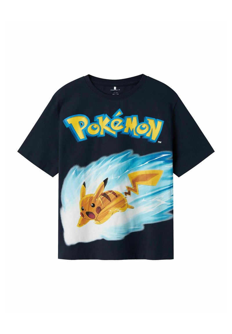 T-shirt in cotone nero con una grande grafica di Pikachu in giallo e marrone con dettagli blu, su uno sfondo bianco a onde.