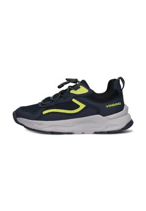 Marineblauwe sportschoenen met een textuur bovenkant, gele accenten, elastische veters en een gewatteerde witte zool. Voorzien van een logo aan de zijkant.