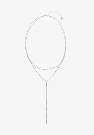 Collar de plata con capas de cadenas delicadas, que presenta un diseño en forma de Y y sutiles eslabones texturizados. Longitud ajustable con un pequeño cierre.