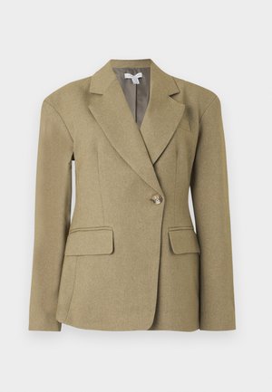 Μπεζ σακάκι με ένα κουμπί, επωμίδες με περικοπή, εμπρόσθιες τσέπες με καπάκι, μακριά μανίκια και εφαρμοστή γραμμή, εμφανιζόμενο σε λευκό φόντο.