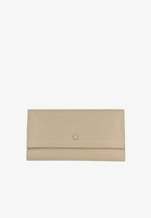 Portefeuille en cuir texturé beige avec une fermeture rabat et un bouton pression. Présente une surface lisse et un design élégant et minimaliste.