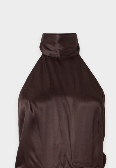 Smešenski halter top od smešene satenske tkanine s visokim ovratnikom, glatkom teksturom i elegantnim dizajnom. Tkanina se blago obavija, stvarajući minimalistički siluetu.