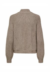 Maglione lavorato a maglia beige con colletto alto, caratterizzato da un design a treccia testurizzato sul retro e polsini e orlo a costine.
