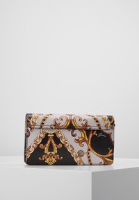 Portafoglio Guess con una finitura in pelle liscia, motivo a catena multicolore in oro e nero, con pattina pieghevole e dettaglio del logo.