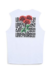 Maglietta senza maniche bianca con grafica di rose rosse e testo nero che recita "AMA TE STESSO" sul retro in un carattere audace e curvo.
