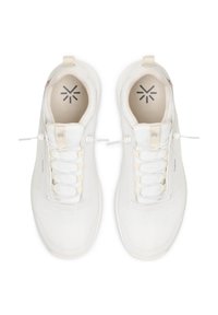 Zapatillas deportivas blancas con parte superior de tela texturizada, sistema de cordones elásticos, cuello acolchado y logotipo impreso en las plantillas.