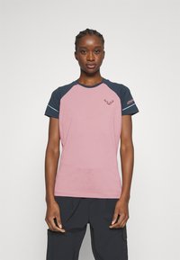 Dynafit ALPINE PRO TEE - T-skjorte til trening - mokarosa