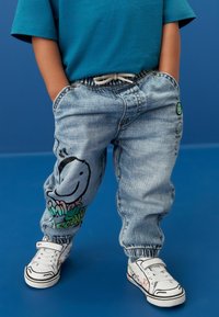 Next GRAFFITI - Laza szabású farmerek - light blue denim
