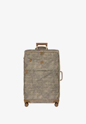 Grande valise à roulettes en matériau tissé beige, avec une surface texturée, des accents marron, une poche avant et des doubles zips en haut.