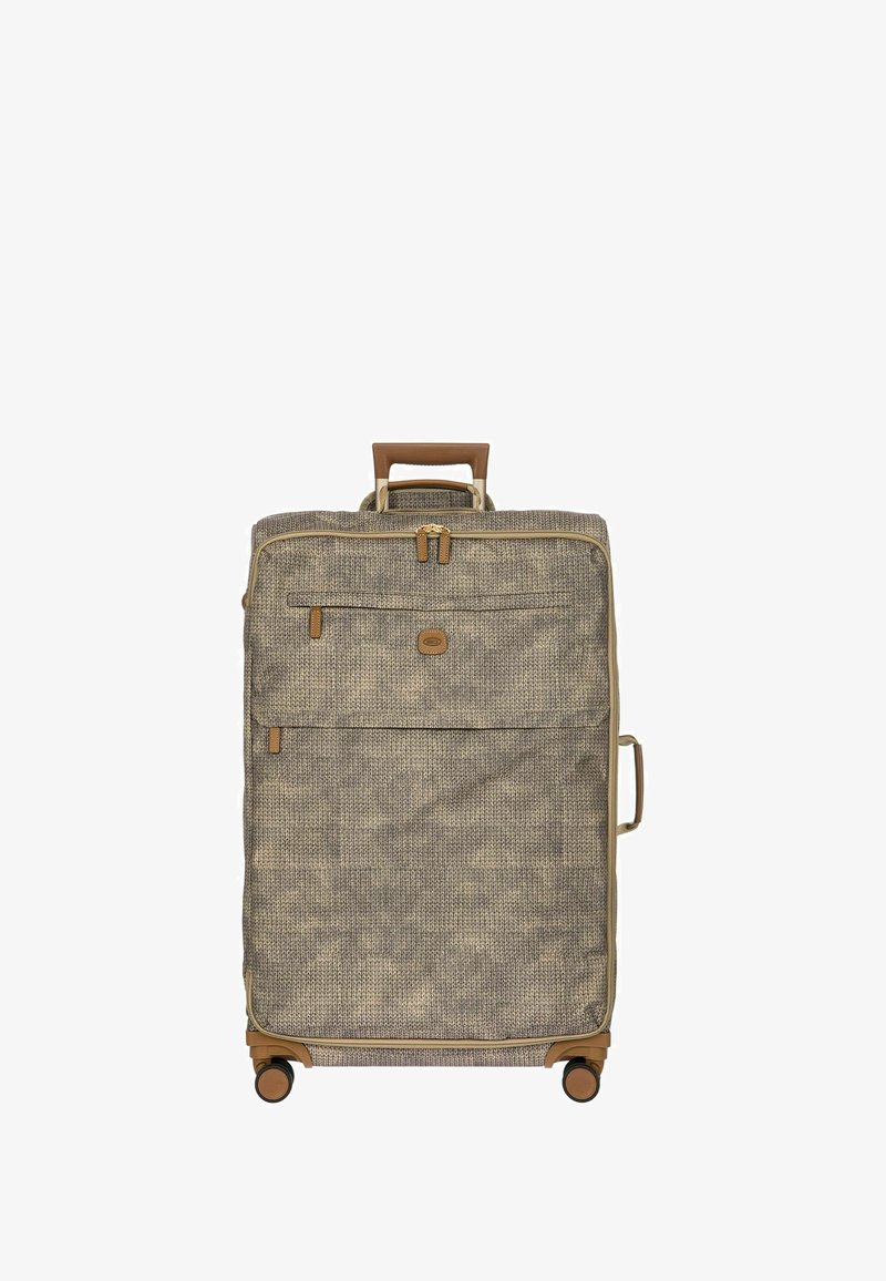 Valise à roulettes avec extérieur en tissu beige texturé, accents marron, poignée supérieure et quatre roulettes noires pour la mobilité. Comprend une poche avant.