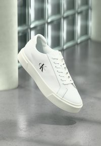 Neizvēlēts, triple bright white