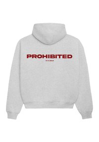 Lys grå hettegenser med stor rød tekst "FORBUDT" og "10119, BERLIN" trykket under. Myk stoff med snøring i hetten.