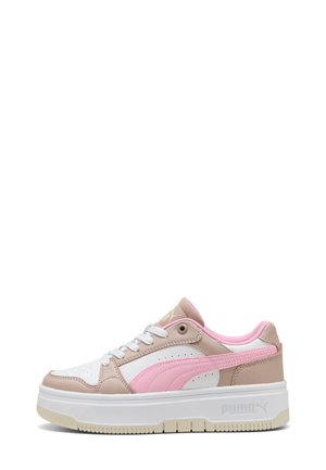 Sneaker bassa con pannelli bianchi, beige e rosa, lacci bianchi, suola bianca spessa e logo Puma sul lato e sul tallone.