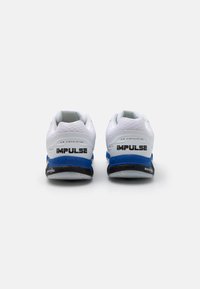 Sneakers bianchi con una parte superiore testurizzata, dettagli blu e suole nere. "IMPULSE" e "AIR CIRCULATION" stampati sul retro.